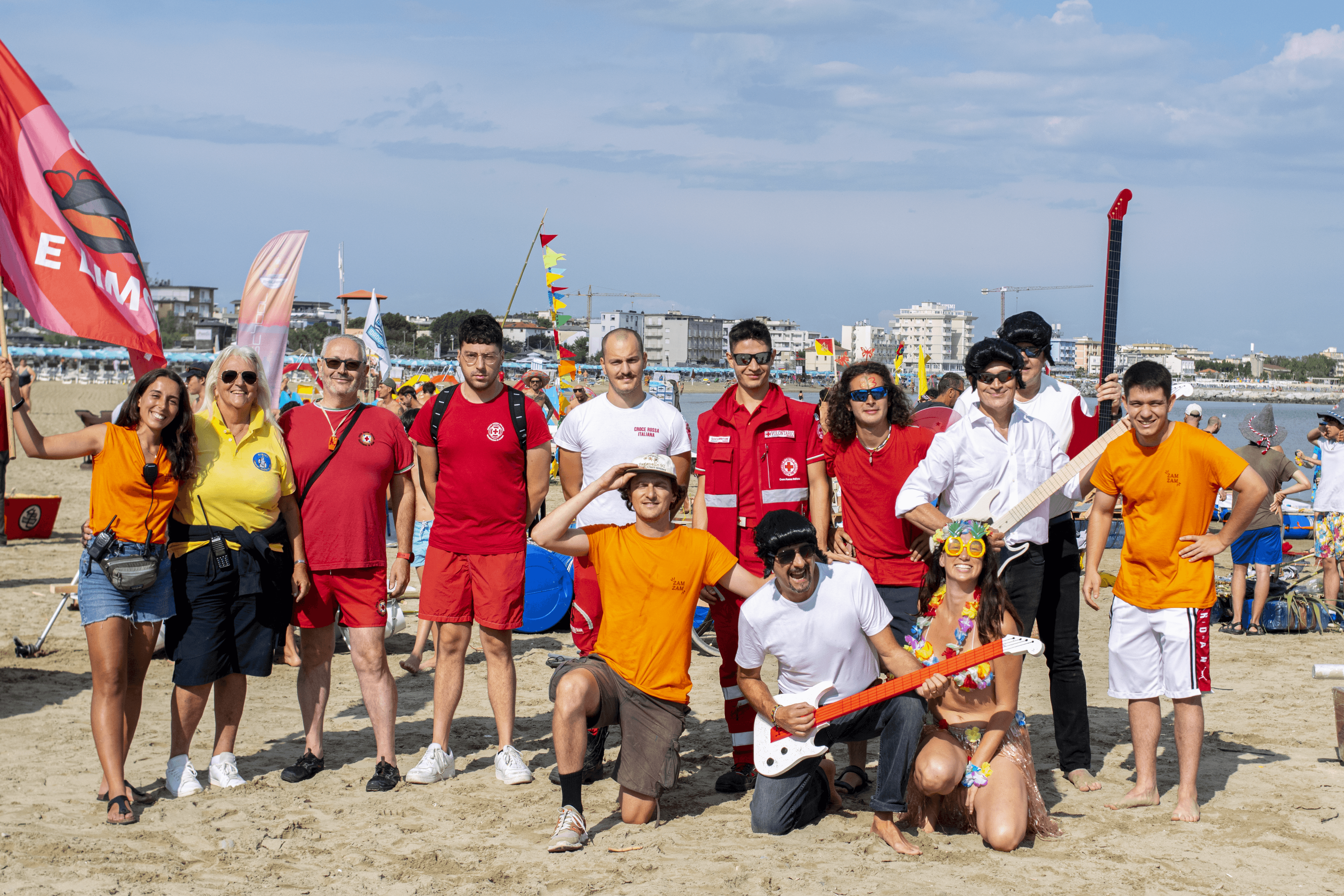 Volontari Zam Zam APS sulla spiaggia di Rimini